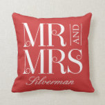 Herr und Frau Custom Wedding Throw Pillow Kissen<br><div class="desc">Hintergrundfarbe kann online angepasst werden (in jeder Farbe!). Fügen Sie Ihr Foto auf der Rückseite,  oder nicht! Entworfen von Berry Berry Sweet {www.berryberrysweet.com}</div>