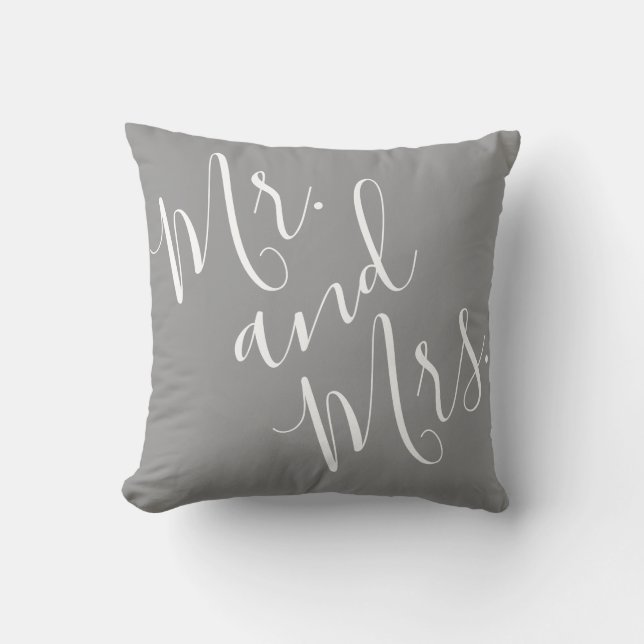 Herr und Frau Elegant Calligraphy Gray White Scrip Kissen (Vorderseite)