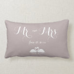 Herr und Frau Elegant Gray Wedding Pillows Swans Lendenkissen<br><div class="desc">Mr. und Mrs. Custom elegante graue und weiße Hochzeitskissen mit weißen Schwänen und anpassbarem Text</div>