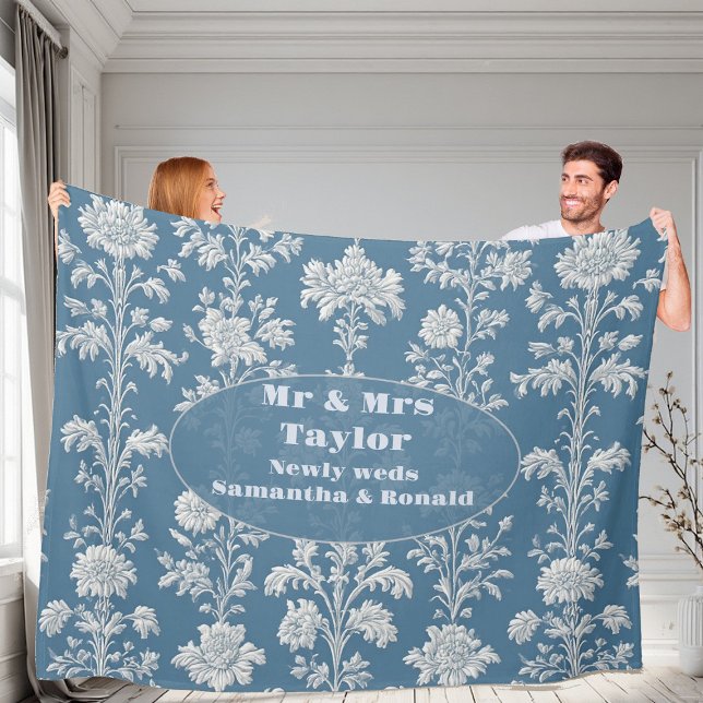 Herr und Frau Frischvermählt Staubblau Französisch Fleecedecke (Mr & Mrs Newly Wed Dusty Blue French Country Flora Fleece Blanket)