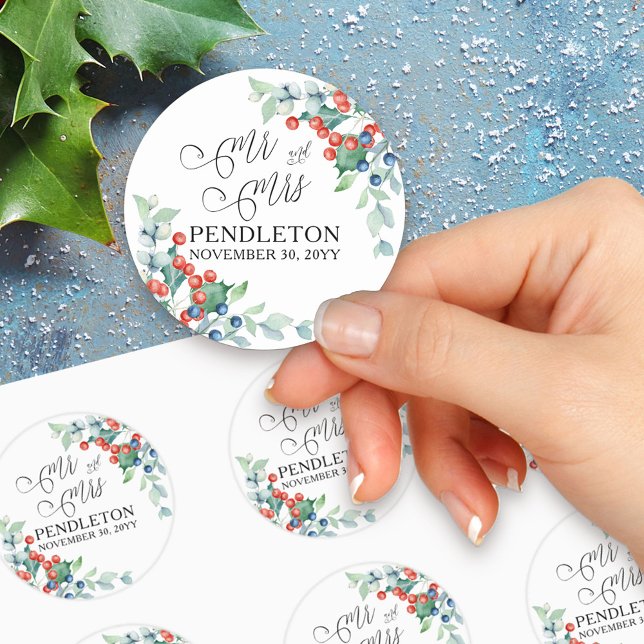 Herr und Frau Holly und Berries Winter Wedding Runder Aufkleber (Mr and Mrs winter wedding sticker with elegant calligraphy and holly)