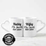 Herr und Frau Hubby und Wifey Custom Couple Liebestassen<br><div class="desc">Wir alle haben dieses phantastische Ehepaar, das heiraten wird. Das wird definitiv das beste Hochzeitsgeschenk für die frisch gebackenen Ehepaare sein. Stellen Sie sich die Gesichtsfreude vor, wenn Sie ihnen dieses Set mit ihren Namen vorstellen. Machen Sie es zu ihrem wahren Tasse, indem Sie ihm ihren Namen und das Hochzeitsjahr...</div>