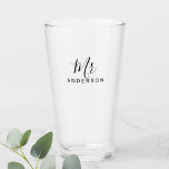 Herr und Frau | Modernes Drehbuch Personalisiert Glas<br><div class="desc">"Mr. and Mrs." Modernes Drehbuch Personalisiertes Coupé Geschenk Perfekt als Hochzeitsgeschenke für Neuvermählte,  Hochzeitstag Geschenke,  Valentinstag Geschenke und Geschenk für alle Anlässe.</div>