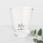 Herr und Frau | Modernes Drehbuch Personalisiert Schnapsglas<br><div class="desc">"Mr. and Mrs." Modernes Drehbuch Personalisiertes Coupé Geschenk Perfekt als Hochzeitsgeschenke für Neuvermählte,  Hochzeitstag Geschenke,  Valentinstag Geschenke und Geschenk für alle Anlässe.</div>