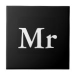 Herr und Frau | Modernes, elegantes Paar Fliese<br><div class="desc">"Mr. and Mrs." Paargeschenk mit elegantem modernem Schwarz-Weiß-Design.

Ideal für ・ Liebhaber/・ Neugeborene ・ Hochzeitstag ・ Valentinstag

Klicken Sie auf die Schaltfläche Anpassen,  um das Design durch Auswahl der gewünschten Hintergrundfarbe zu personalisieren und sogar Ihren eigenen Text hinzuzufügen. 

Die passenden Artikel sind auch im Shop erhältlich.</div>