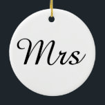 Herr und Frau | Modernes, elegantes Paar Keramik Ornament<br><div class="desc">"Mr. and Mrs." Paargeschenk mit elegantem modernem Schwarz-Weiß-Design. Perfekt für ・ Liebhaber/Paare ・ Neugeborene ・ Hochzeitstag ・ Valentinstag Auch perfekt für Hochzeitsgeschenke/Liebhaber. Klicken Sie auf die Schaltfläche Anpassen, um das Design durch Auswahl der gewünschten Hintergrundfarbe zu personalisieren und sogar Ihren eigenen Text hinzuzufügen. Die passenden Artikel sind auch im Shop...</div>