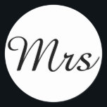 Herr und Frau | Modernes, elegantes Paar Runder Aufkleber<br><div class="desc">"Mr. and Mrs." Paargeschenk mit elegantem modernem Schwarz-Weiß-Design. Ideal für ・ Gastgeschenke Hochzeiten Klicken Sie auf die Schaltfläche "Anpassen",  um das Design durch Auswahl der gewünschten Hintergrundfarbe zu personalisieren und sogar Ihren eigenen Text hinzuzufügen. Die passenden Artikel sind auch im Shop erhältlich.</div>