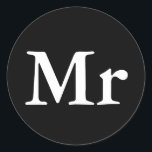 Herr und Frau | Modernes, elegantes Paar Runder Aufkleber<br><div class="desc">"Mr. and Mrs." Paargeschenk mit elegantem modernem Schwarz-Weiß-Design. Ideal für ・ Gastgeschenke Hochzeiten Klicken Sie auf die Schaltfläche "Anpassen",  um das Design durch Auswahl der gewünschten Hintergrundfarbe zu personalisieren und sogar Ihren eigenen Text hinzuzufügen. Die passenden Artikel sind auch im Shop erhältlich.</div>