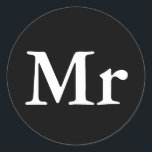 Herr und Frau | Modernes, elegantes Paar Runder Aufkleber<br><div class="desc">"Mr. and Mrs." Paargeschenk mit elegantem modernem Schwarz-Weiß-Design. Ideal für ・ Gastgeschenke Hochzeiten Klicken Sie auf die Schaltfläche "Anpassen",  um das Design durch Auswahl der gewünschten Hintergrundfarbe zu personalisieren und sogar Ihren eigenen Text hinzuzufügen. Die passenden Artikel sind auch im Shop erhältlich.</div>