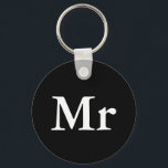 Herr und Frau | Modernes, elegantes Paar Schlüsselanhänger<br><div class="desc">"Mr. and Mrs." Paargeschenk mit elegantem modernem Schwarz-Weiß-Design. Perfekt für ・ Liebhaber/Paare ・ Neugeborene ・ Hochzeitstag ・ Valentinstag Auch perfekt für Hochzeitsgeschenke/Liebhaber. Klicken Sie auf die Schaltfläche Anpassen, um das Design durch Auswahl der gewünschten Hintergrundfarbe zu personalisieren und sogar Ihren eigenen Text hinzuzufügen. Die passenden Artikel sind auch im Shop...</div>
