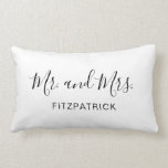 Herr und Frau Nachname Elegant Neuverheiratete Lendenkissen<br><div class="desc">Einfaches Wurfkissen mit "Mr. and Mrs." in einem eleganten Skript zusammen mit Ihrem Nachnamen in schwarz über einem weißen Hintergrund. Dieses moderne Kissen ist ein großartiges Hochzeitsgeschenk für Braut und Bräutigam.</div>