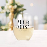 Herr und Frau Newlywed Hearts Weinglas Ohne Stiel<br><div class="desc">Geschenk für die Neuvermählten. Retro mutigen Schriftart,  der sagt: "Mr. & Mrs." mit Herzen herum. Sie können unten Ihren Familiennamen und Ihr Hochzeitstermin hinzufügen.</div>