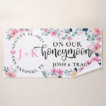 Herr und Frau Newlywed, Honeymoon, New Gift Badehandtuch<br><div class="desc">Benutzerdefiniertes Monogramm,  Namen,  Datum und Ort in unserem Flitterwochendesign hat rosa Blume Hintergrund und Rand. Das ist ein perfektes Geschenk für Neuvermählte!</div>