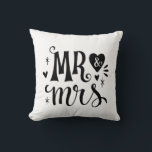 Herr und Frau - Romantic Keepake Gift Kissen<br><div class="desc">Feiern Sie Liebe und Zusammensein mit diesem schicken Mr. & Mrs. Akzent Kissen - perfekt für Neuvermählte,  Jubiläen oder romantische Wohngestaltung. Dieses Schwarz-Weiß-Design verleiht jedem Wohn- oder Schlafzimmer eine moderne und dennoch sentimentale Touch. Ein nachdenkliches Geschenk für Hochzeiten,  Brautpartys oder den Valentinstag.</div>