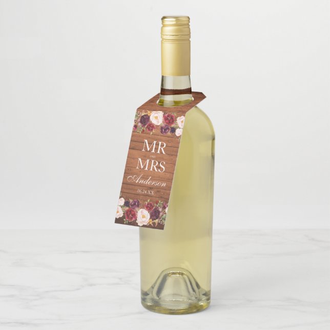 Herr und Frau Rustic Wood Burgundy Floral Wedding Flaschenanhänger (Angewinkelt)