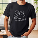 Herr White Modern Script Custom Wedding T-Shirt<br><div class="desc">Modernes und lässiges,  schick weißes Kalligraphieskript "Mr." Herren's Hochzeitstee-Shirt bietet maßgeschneiderten Text,  der mit dem Nachnamen des Bräutigams und dem feststehenden Hochzeitsdatum personalisiert werden kann. Ideal für frisch gezogene Flitterwochen und darüber hinaus! Besuchen Sie unseren Laden für die passende Frau Shirt.</div>