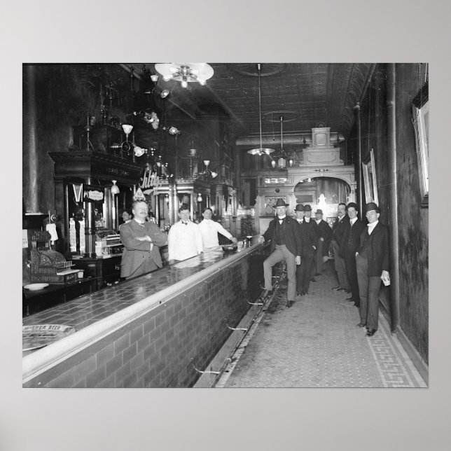 Herren an der Bar, 1910. Vintage-Foto Poster (Vorne)
