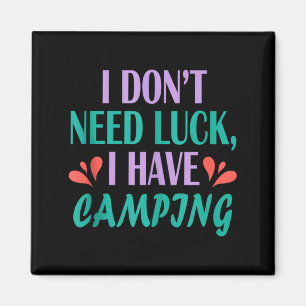 Herren-Camper-Wanderer brauchen beim Outdoor-Trip  Magnet