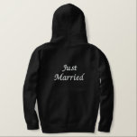 Herren Hoodie Just Married Bestickter Hoodie<br><div class="desc">Für die Groom gezeigt ist ein schwarzer Zip-Kapuze zum Entspannen in. Weiß bestickter Text vorne und hinten/Just Married. Passen Sie dieses Objekt an oder kaufen Sie,  wie es ist.</div>
