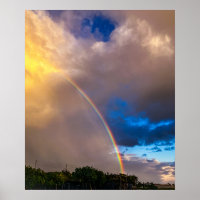 Herrlicher Regenbogen mit blauem Himmel und Wolken