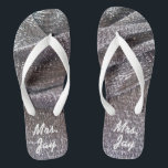 Herrliches funkelnd Imitat-silberne Flip Flops<br><div class="desc">Ein herrliches Paar der funkelnd Gewebe-Entwurfshochzeit des Imitats silberner Glitter gefalteten drehen Reinfälle für die neue Frau um! Fügen Sie einfach Ihre neuen Nachname (oder Initialen) auf ihnen hinzu! Liebe I der Farbkontrast zwischen dem Weiß und dem Silber! Atemberaubend! (Übrigens,  Glückwünsche auf der Hochzeit!)</div>