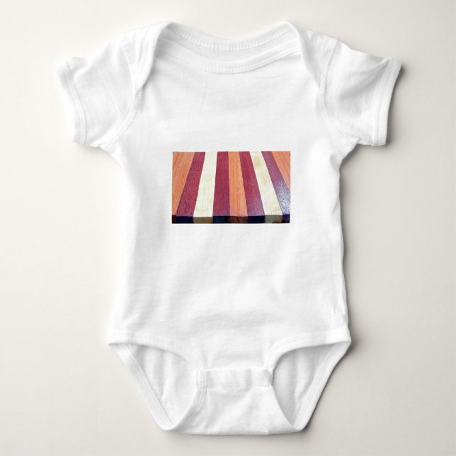 HERRLICHES KIRSCHholz Baby Strampler (Vorderseite)