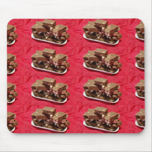 Herry Chocolate Marshmallow Fudge auf einer Platte Mousepad
