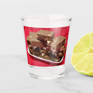 Herry Chocolate Marshmallow Fudge auf einer Platte Schnapsglas
