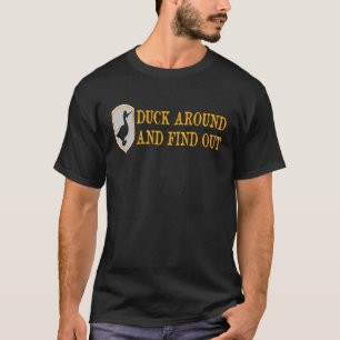 Herumwatscheln und herausfinden   Enten-Meme mit M T-Shirt