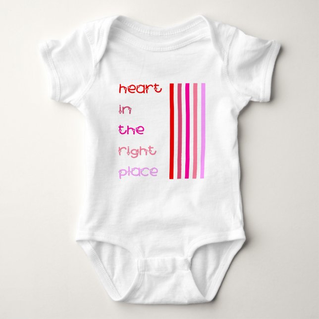 Herz am rechten Ort Baby Strampler (Vorderseite)