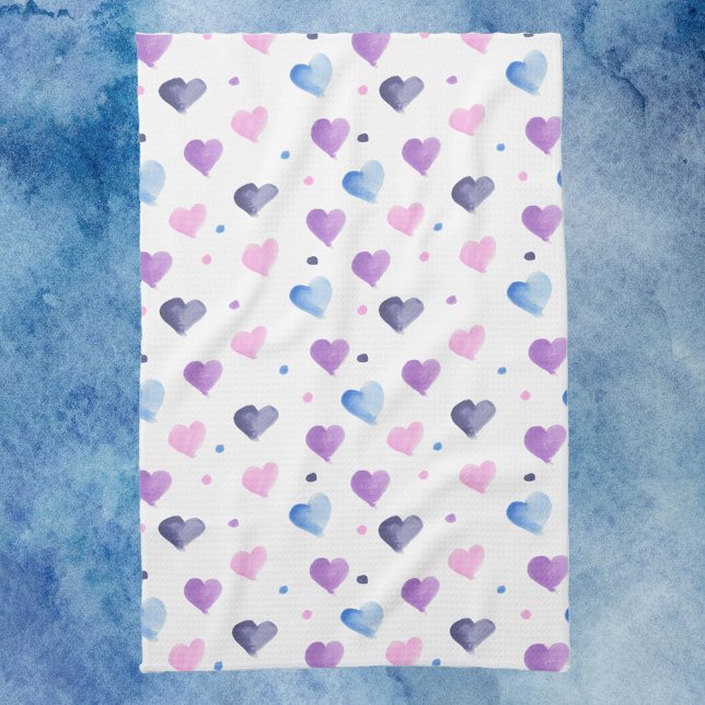 Herz-Aquarellmuster Pink Blau Lila Geschirrtuch (A kitchen towel with a watercolor heart pattern done in pink, blue and purple)