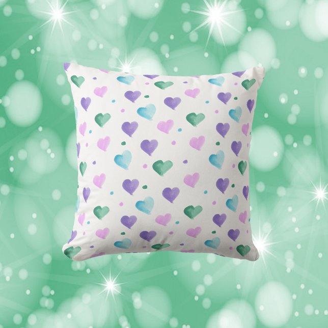 Herz-Aquarellmuster Pink Blau Lila Grün Kissen (A throw pillow with water color hearts and polka dots done in pink, blue, purple and green.)