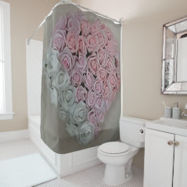 Herz aus rosa und weißen Rosen Duschvorhang