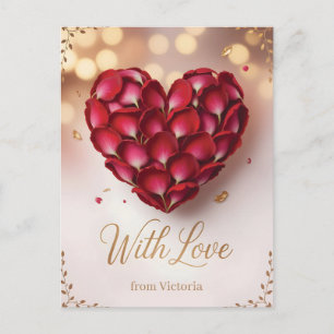 Herz aus tiefroten Rosenblättern und goldener Schr Postkarte