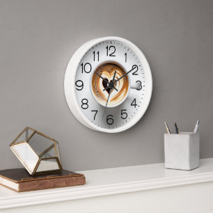 Herz-Cappuccino in weißer Tasse Uhr