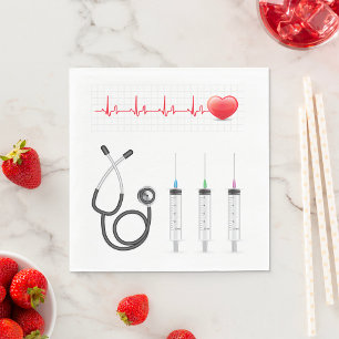 Herz-EKG-Monitor mit Stethoskop und Spritzen Serviette