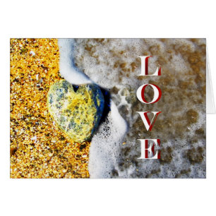 Herz-geformter Liebe-Kiesel auf dem Strand