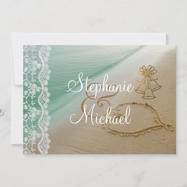 Herz geschnitzt in der Sand-Hochzeits-Einladung Einladung (Vorderseite)