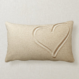 Herz gezeichnet im Sand Lendenkissen