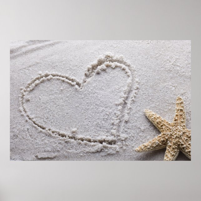 Herz Gezeichnet in Sand at Beach w Starfish Templa Poster (Vorne)