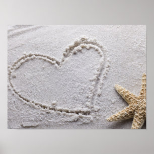 Herz Gezeichnet in Sand at Beach w Starfish Templa Poster