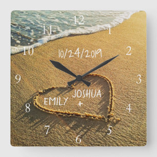Herz im Sand Strandufer Tropischer Ozeanblick Quadratische Wanduhr