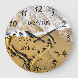 Herz im Sandstrand Tropischer Ozean Blick Custom Große Wanduhr