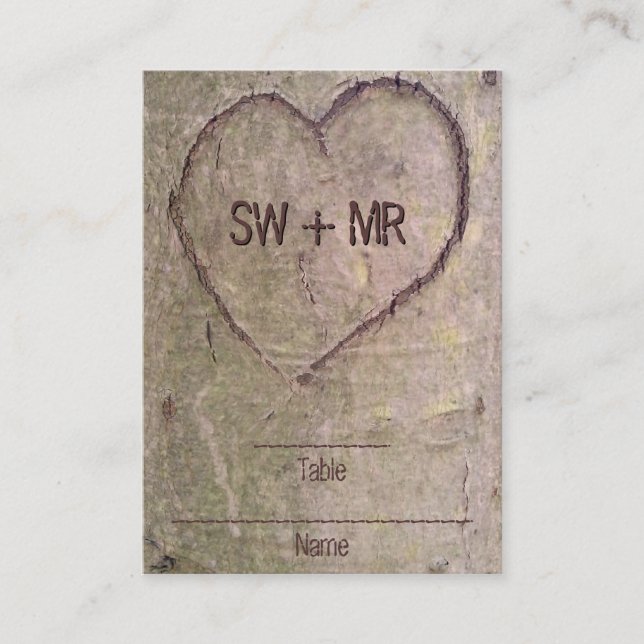 Herz in Bäumen gemeißelt, individuelle romantische Platzkarte (Vorderseite)