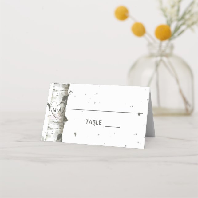 Herz in Bäumen mit Initialen Hochzeiten Platzkarte (Vorderseite)