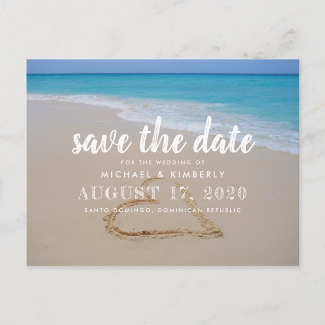Herz in Beach Sand Hochzeit Save the Date Ankündigungspostkarte (Vorderseite)