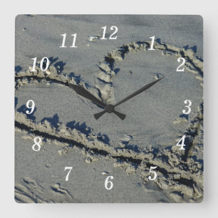 Herz in der Sandmauer Quadratische Wanduhr