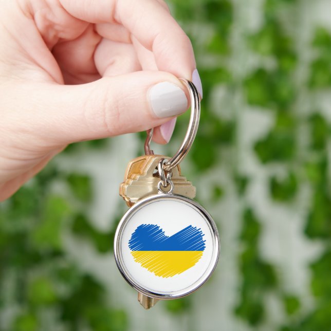 Herz in ukrainischen Flaggenfarben. Ukraine Schlüsselanhänger (Hand)