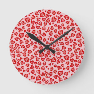 Herz Leopard Muster in Rot auf Blush Runde Wanduhr