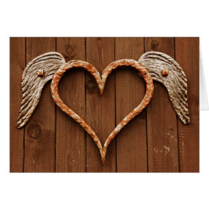 Herz mit Flügeln gegen rustikale Holzkarten